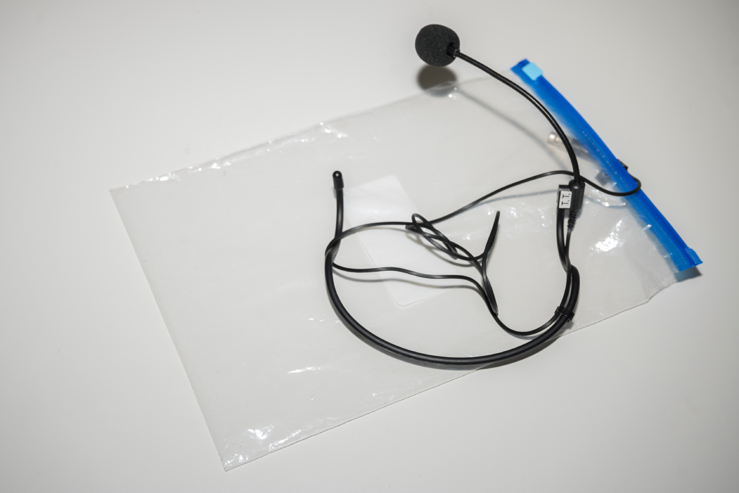 Storilec je za seboj pustil naglavni mikrofon