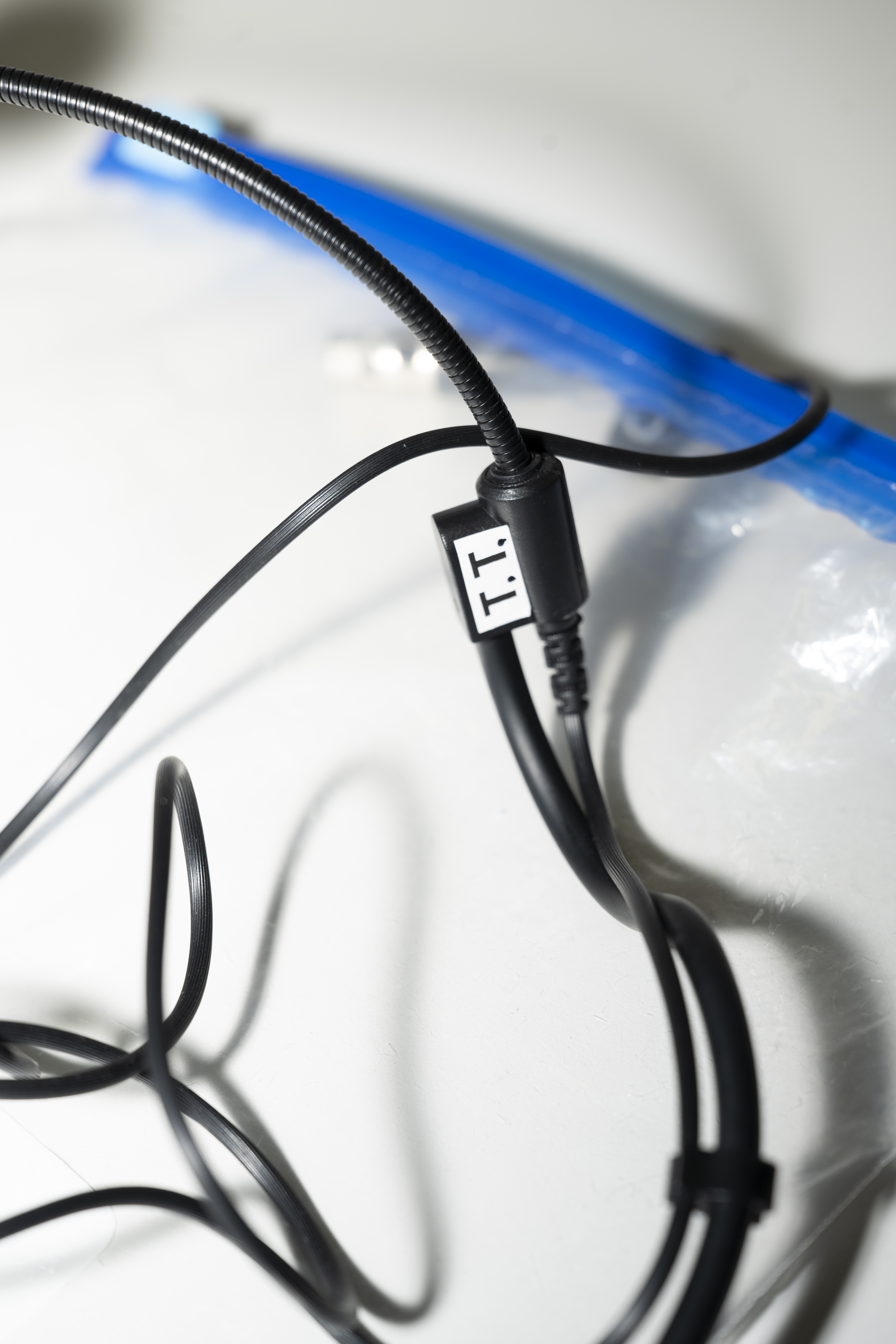 Zakaj na slušalkah piše T. T.?